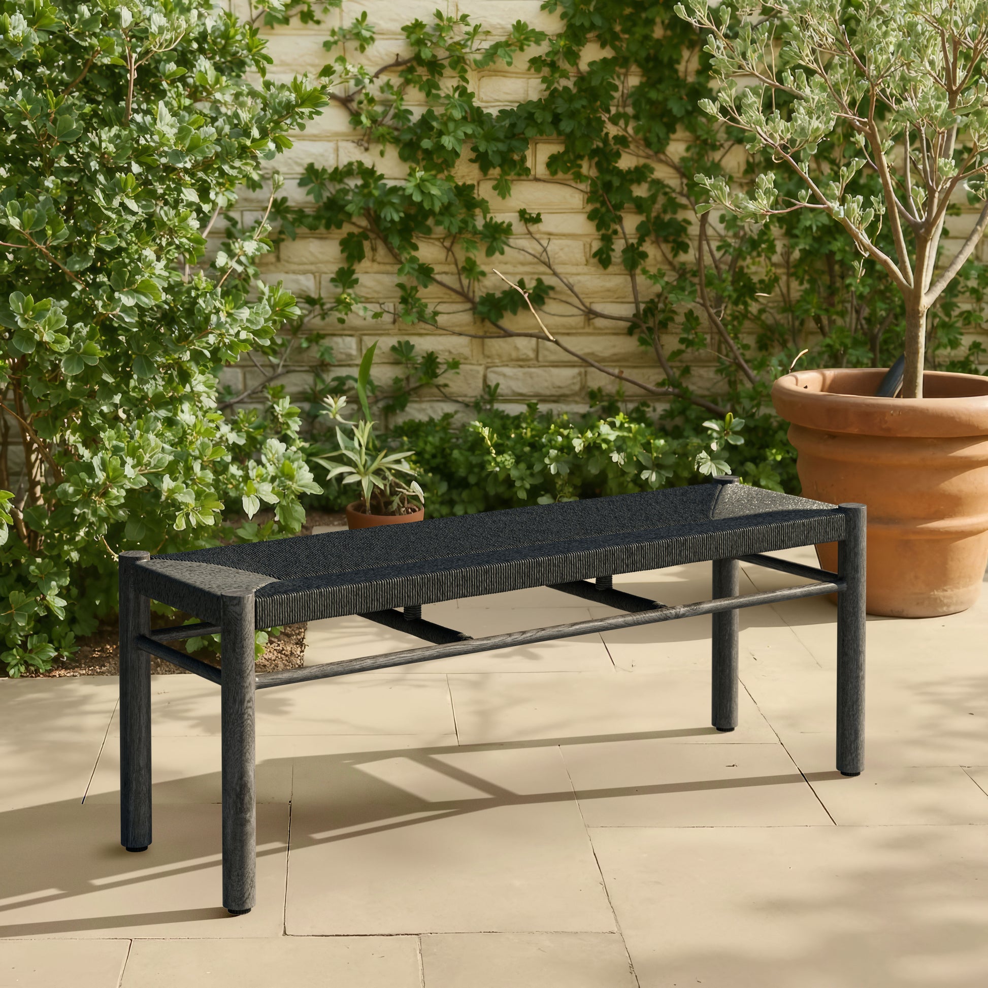Iska Bench Black style shot 1